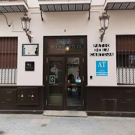 Con Encanto En Patio Sevillano